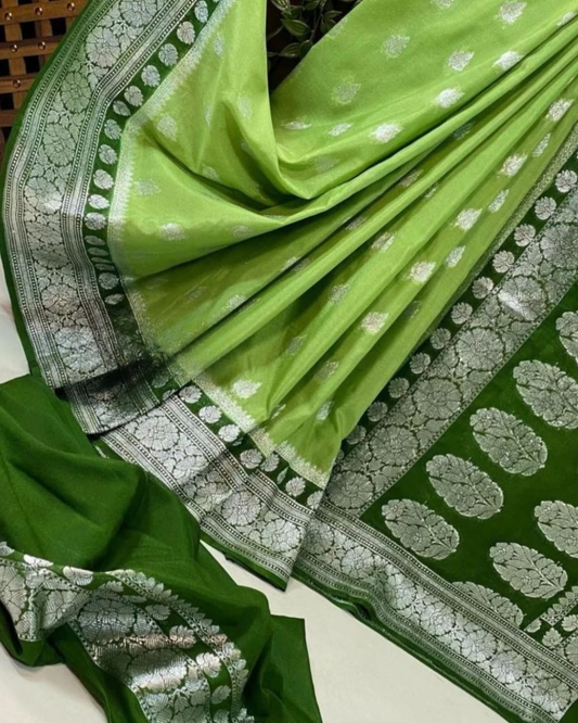 Elegant Green Banarasi Georgette Saree with Silver Zari Weaving & Rich Pallu