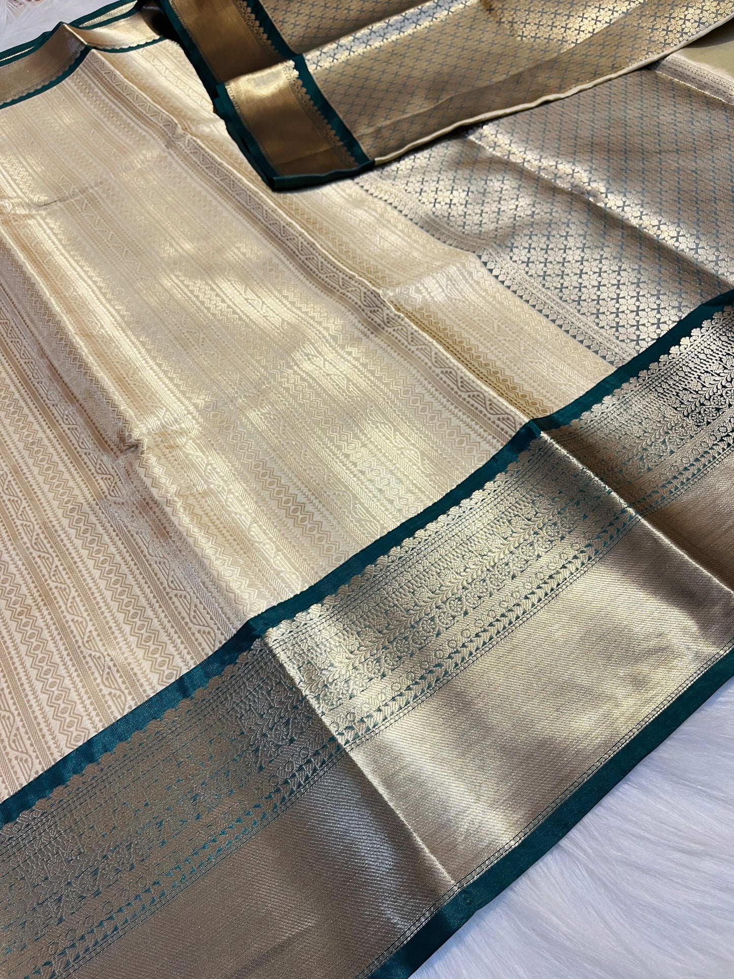 Elegant Golden Tissue Silk Saree with Rich Zari Border & Shimmer Finish – Kashiratnam Exclusive