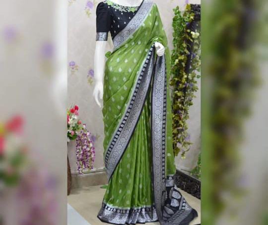 Elegant Green Banarasi Georgette Saree with Silver Zari Weaving & Rich Pallu